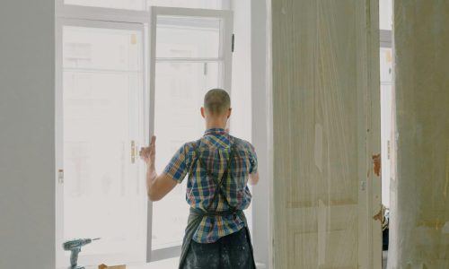 Menuisiers chargés de l'installation du mobilier et de l'ameublement